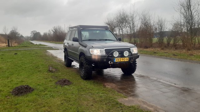 Land Cruiser 100 expedition build