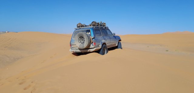 Land Cruiser 80 in the desert